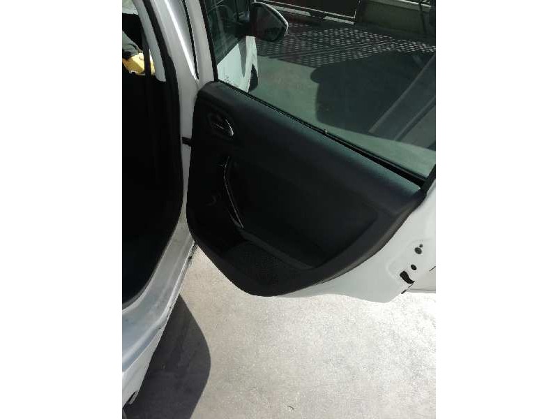 Recambio de guarnecido puerta trasera derecha para peugeot 208 referencia OEM IAM   