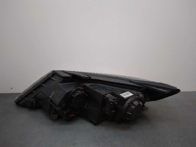 Recambio de faro derecho para kia sorento 2.2 crdi cat referencia OEM IAM 921022P030  