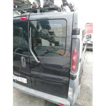 PUERTA TRASERA DERECHA TIENE UN GOLPE ARRIBA ACRISTALADA