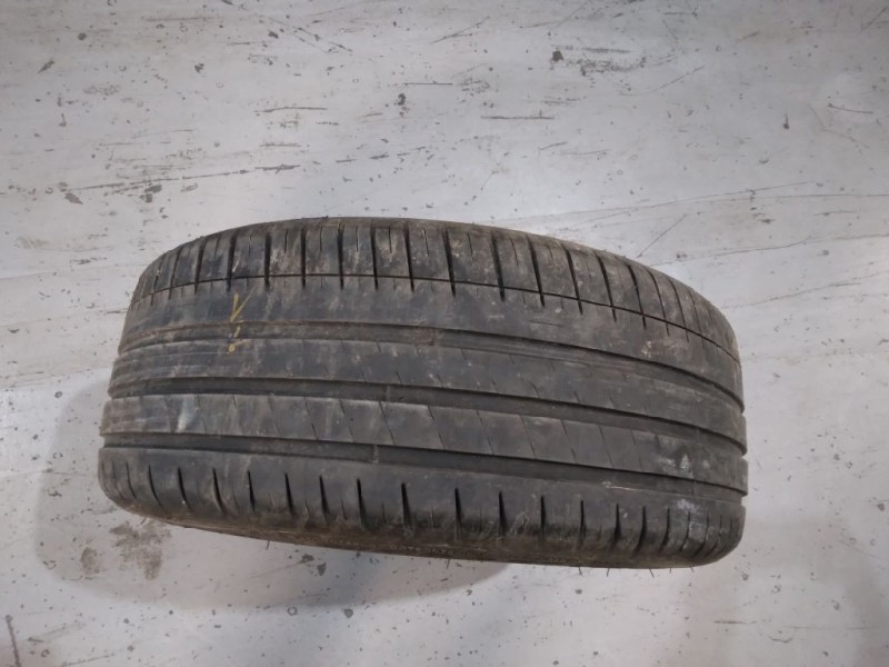 Recambio de neumatico para ford focus st-line referencia OEM IAM 235-40-18 95W X1 18´´