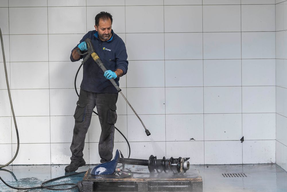 Limpieza de piezas de desguace