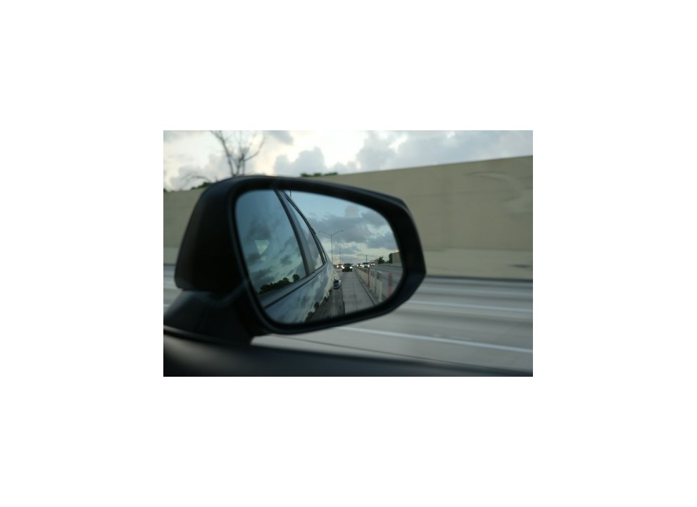 ¿Se puede circular con el retrovisor derecho roto?