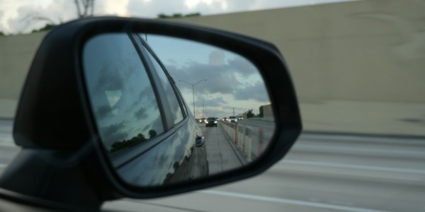 ¿Se puede circular con el retrovisor derecho roto?